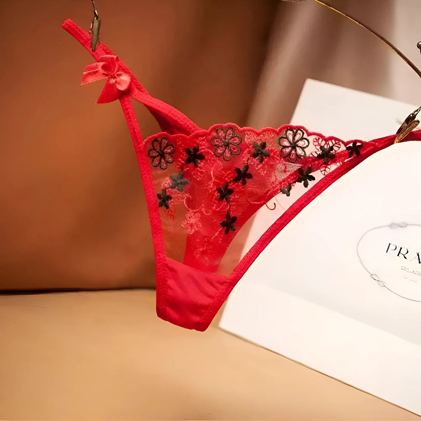 Rouge String en dentelle avec nœud