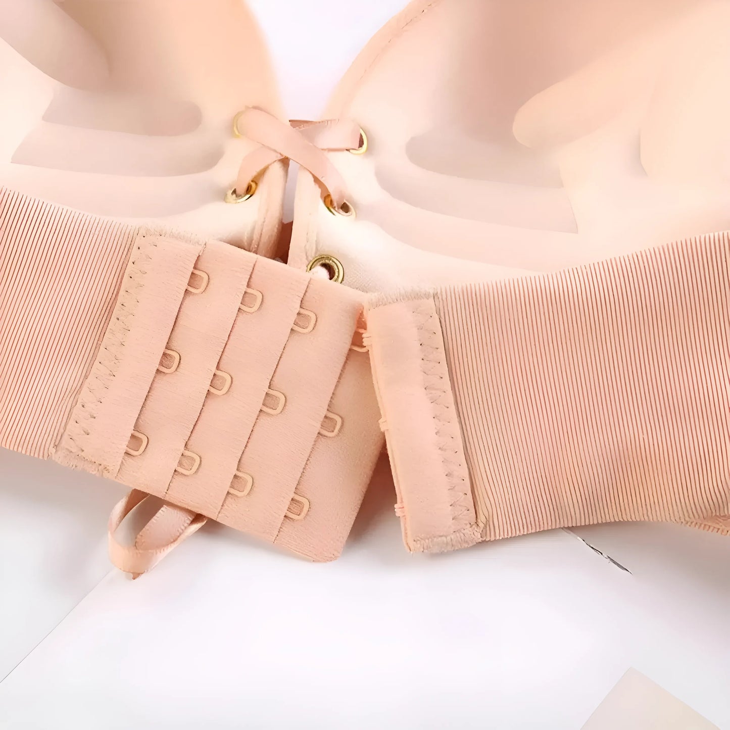 Soutien-gorge auto-adhésif en dentelle avec cordon de serrage