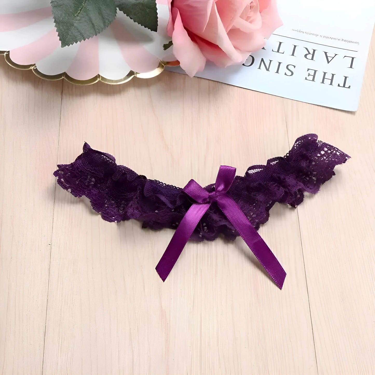 Violet Classic Lace Garter with Bow in French is: "Jarretelle en dentelle classique avec nœud".