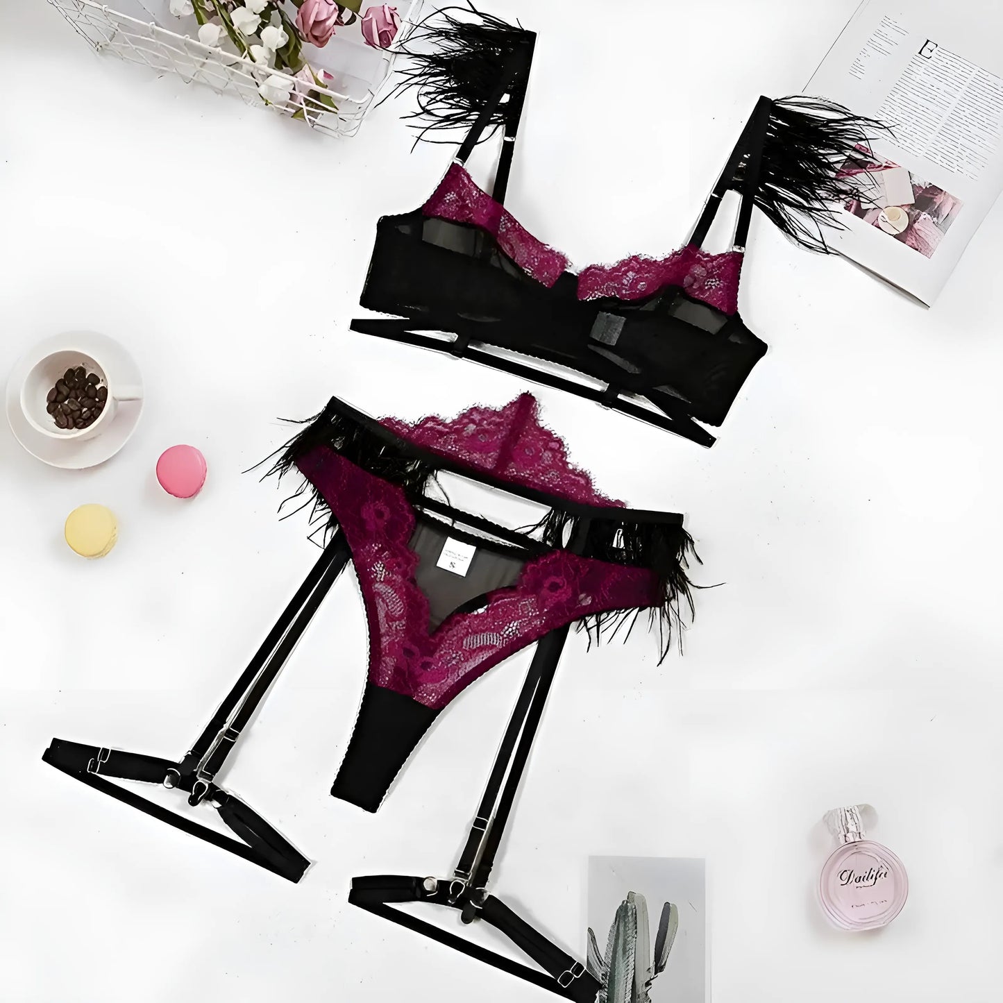 Violet Ensemble de lingerie en dentelle avec plumes