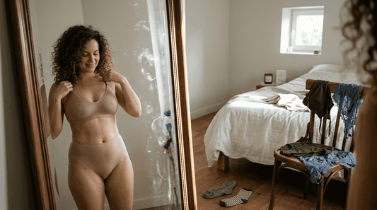 Une femme profite d’un moment chez elle pour essayer une lingerie douce et agréable à porter.