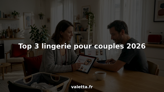 Un couple feuillette ensemble un catalogue de lingerie, installé autour de la table de la salle à manger.