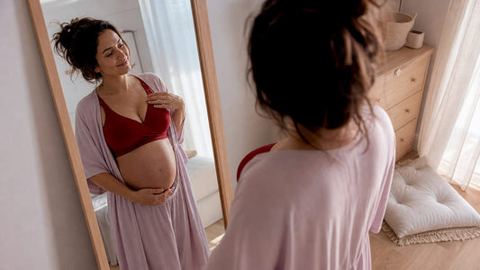 Une future maman teste des sous-vêtements douillets dans le confort de son foyer.