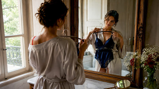 Une femme prend le temps de choisir une lingerie pleine de caractère dans le confort de son intérieur.