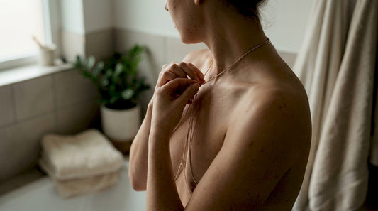 Femme ajustant un bijou corporel sur peau nue