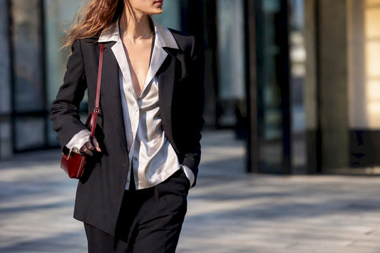 Look en pyjama satiné porté en ville