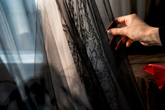 Détails de superpositions de tissus transparents