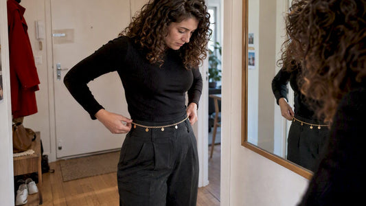Femme arborant une chaîne de taille sur sa tenue