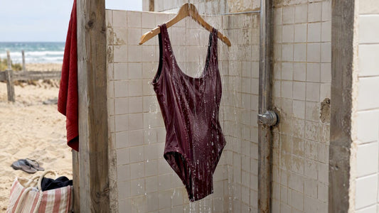 Une femme rince son maillot sous la douche