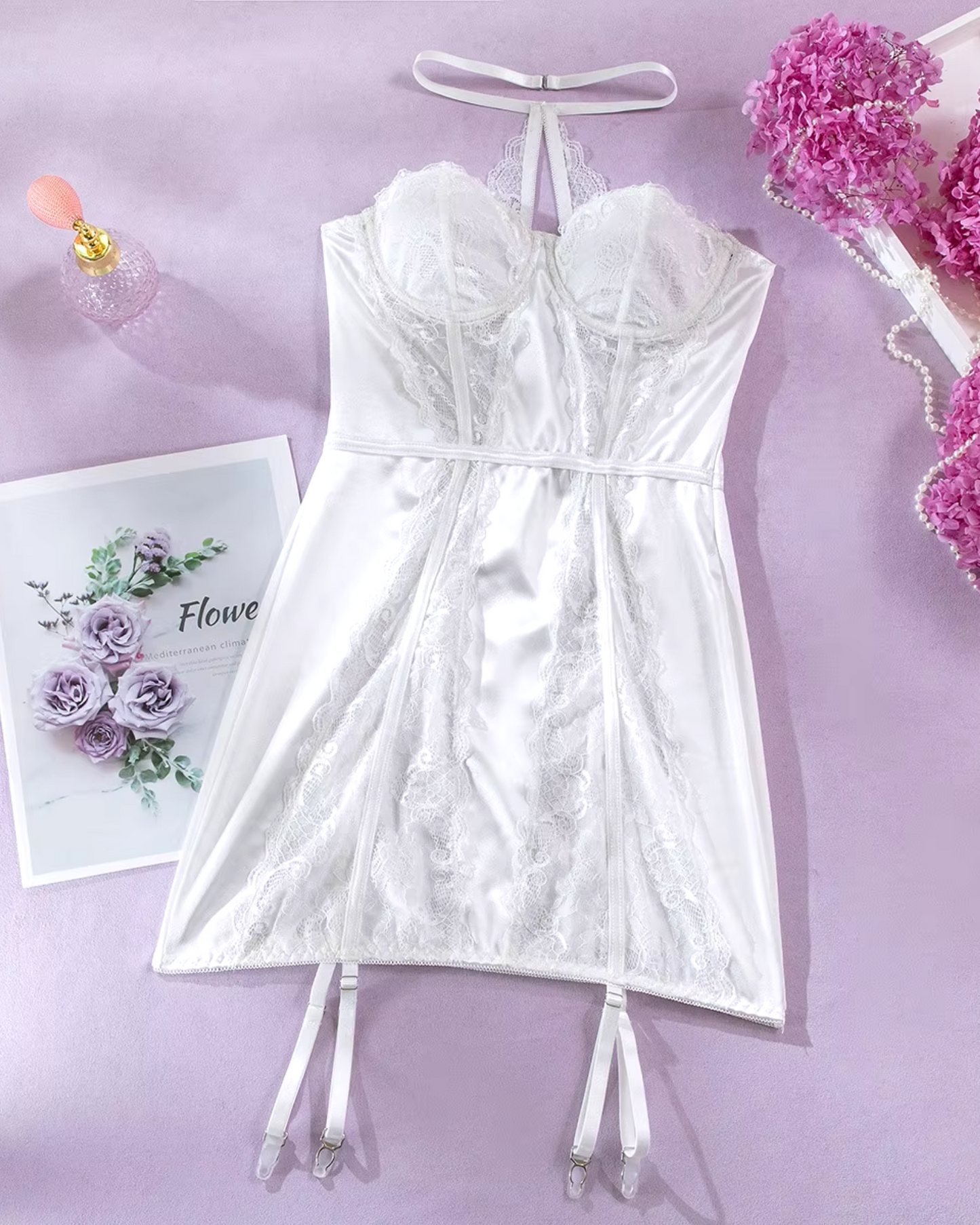 Chemise de nuit en dentelle avec porte-jarretelles