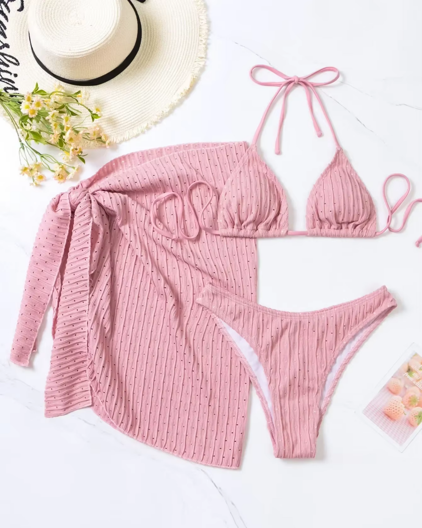Maillot de bain à découpes hautes et pareo