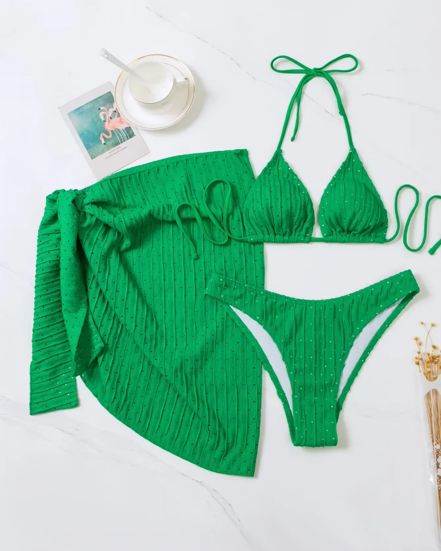 Maillot de bain à découpes hautes et pareo