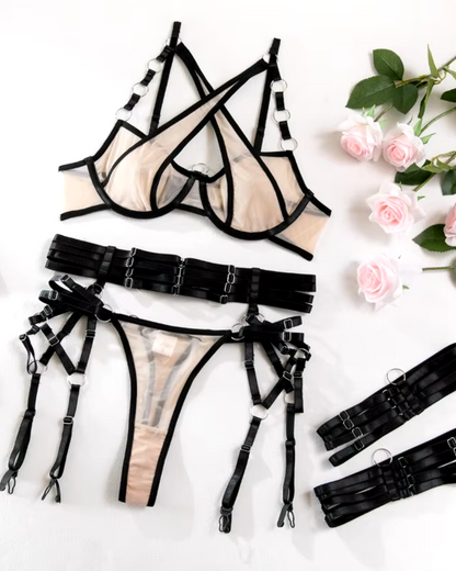 Ensemble de lingerie en mesh avec des accents métalliques