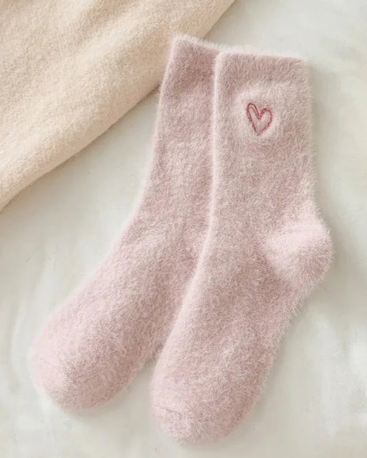 Chaussettes longues et pelucheuses avec un cœur