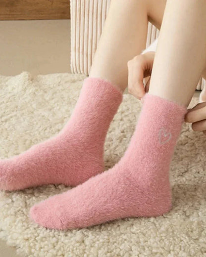 Chaussettes longues et pelucheuses avec un cœur