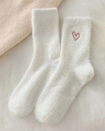 Chaussettes longues et pelucheuses avec un cœur