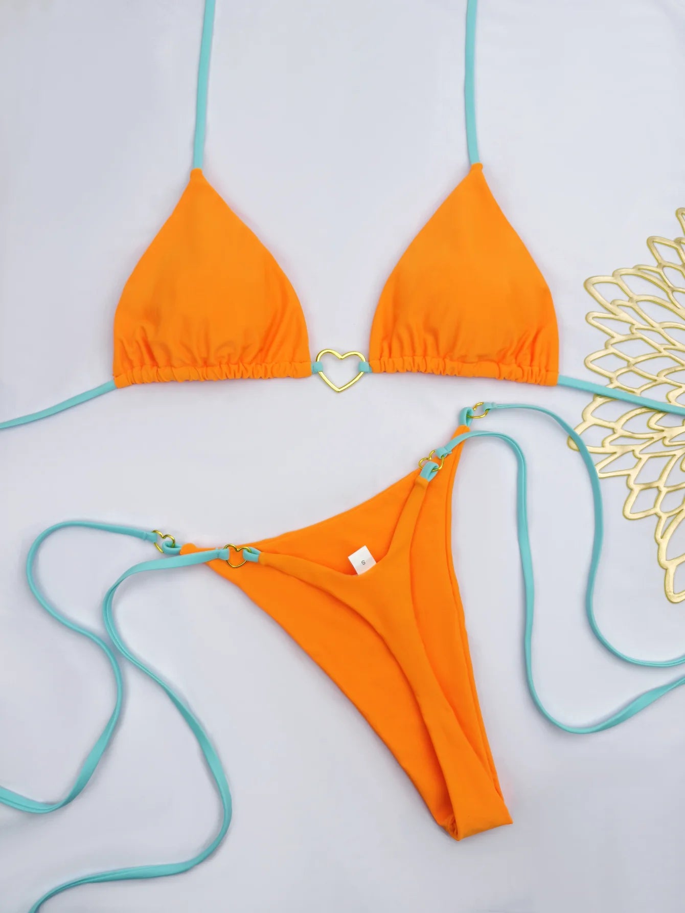 Bikini deux pièces avec détails cœurs dorés
