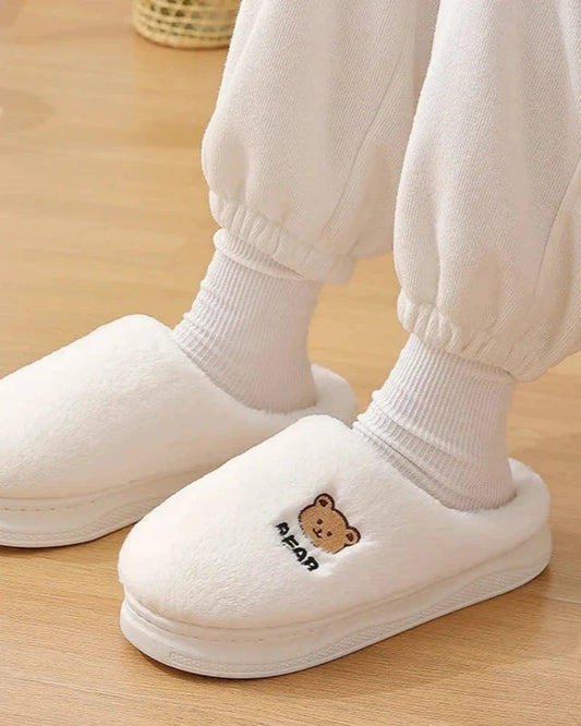 Chaussons chauds et pelucheux avec un ours