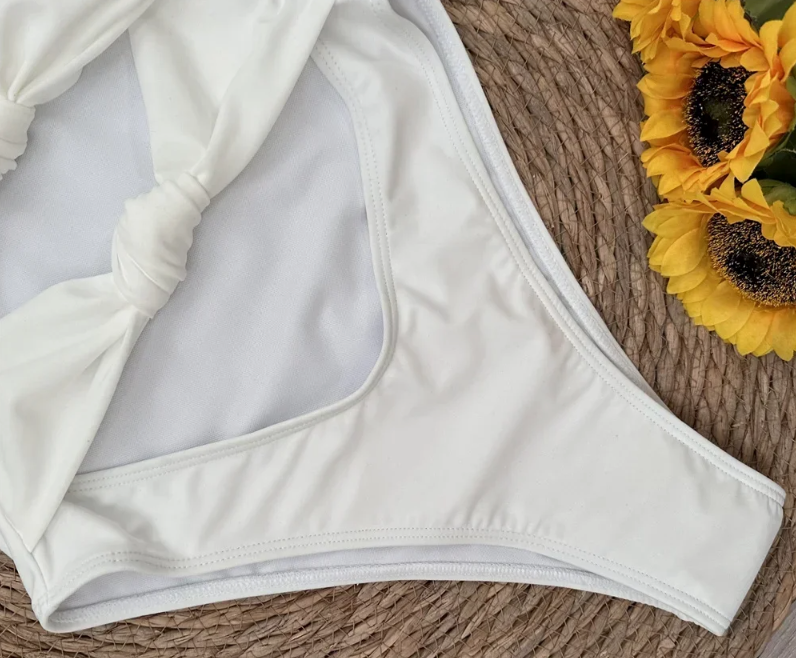Maillot une pièce à découpes croisées
