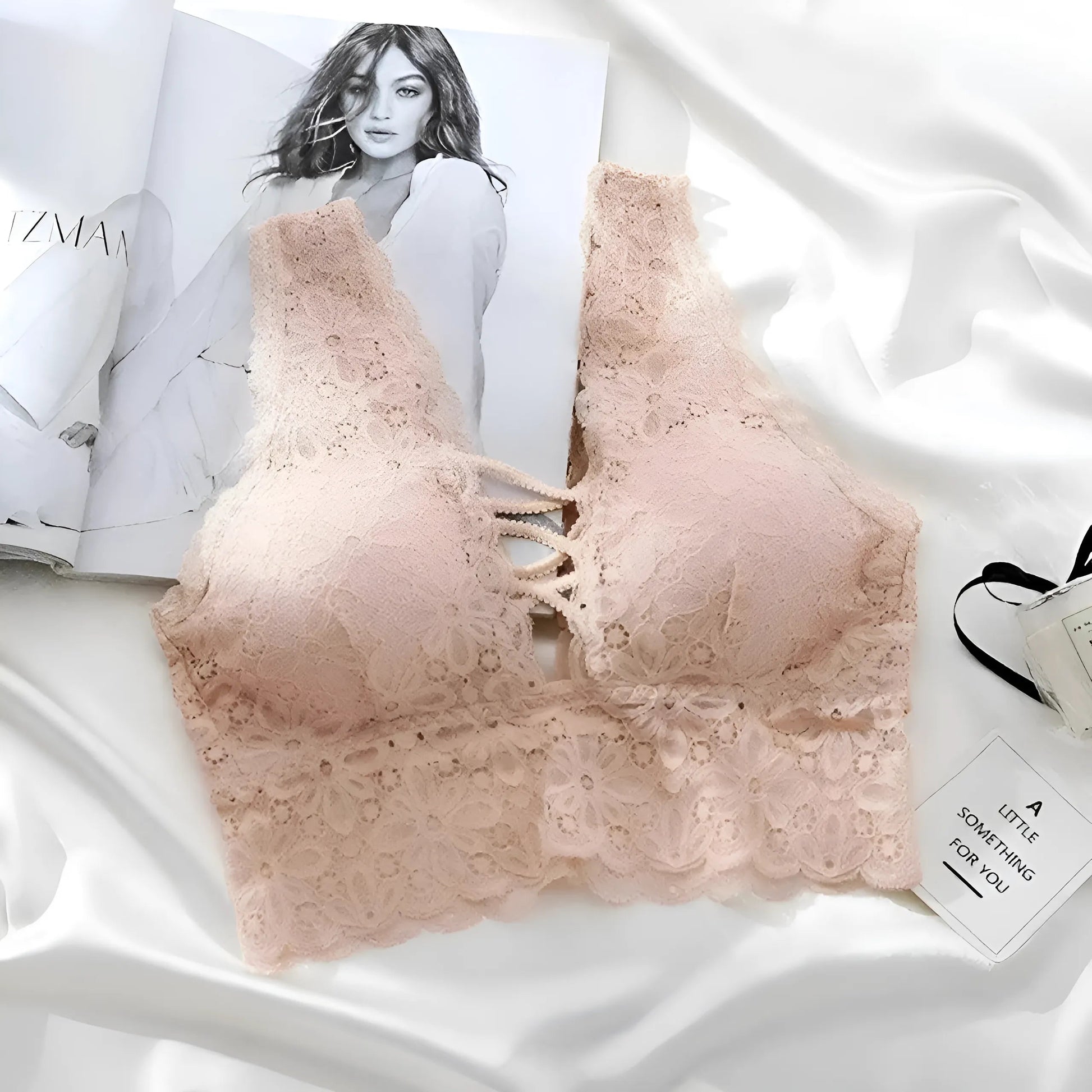 Beige Bralette en dentelle avec des bretelles sur le décolleté