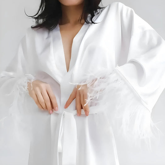 Blanc Robe en satin avec bordure en plumes