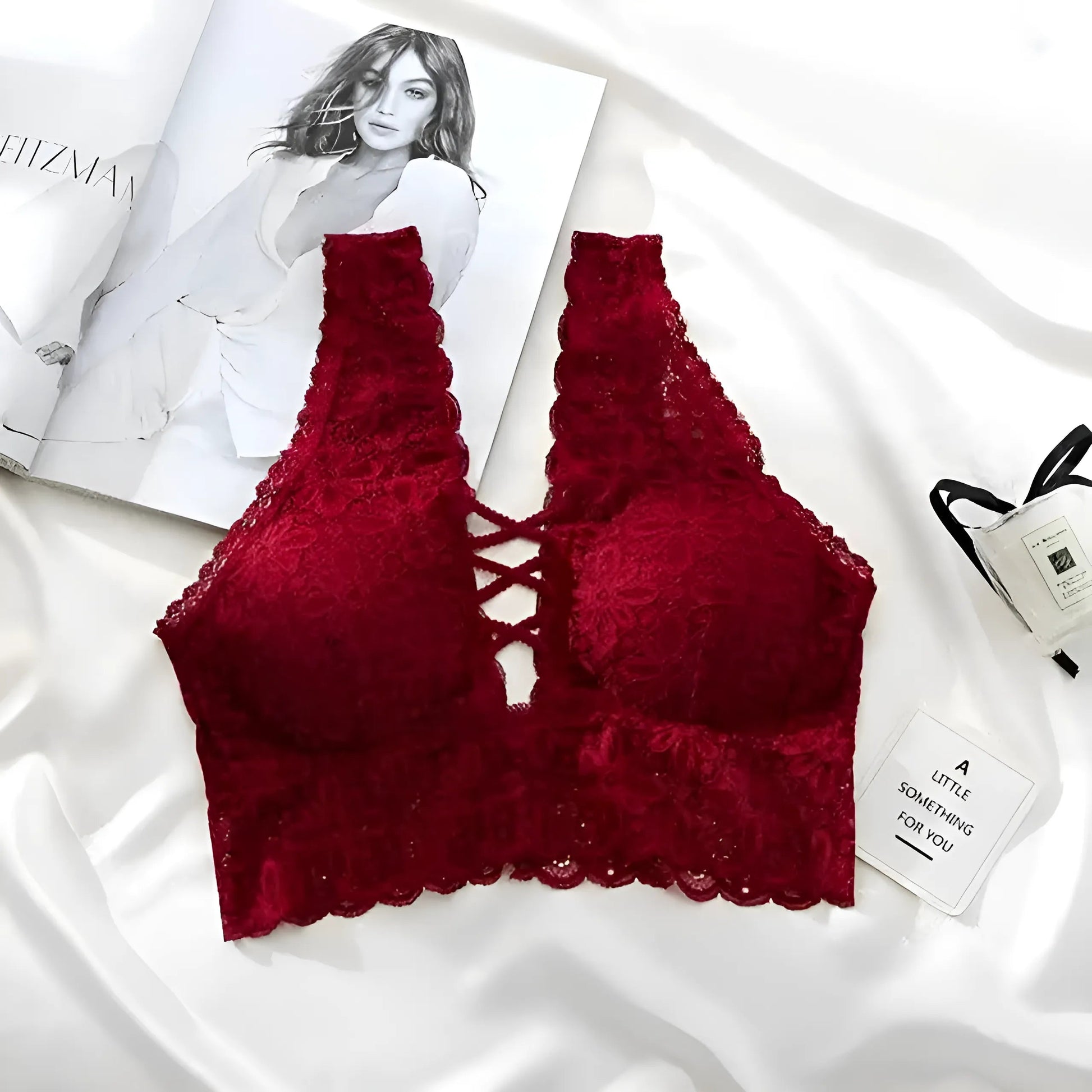 Bourgogne Bralette en dentelle avec des bretelles sur le décolleté