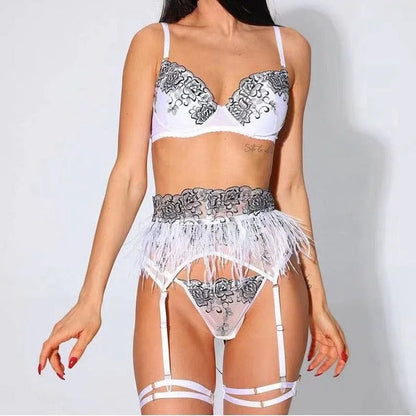 Ensemble de lingerie 3 pièces avec plumes décoratives