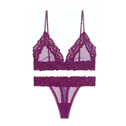 Ensemble de lingerie en dentelle avec des bonnets triangulaires