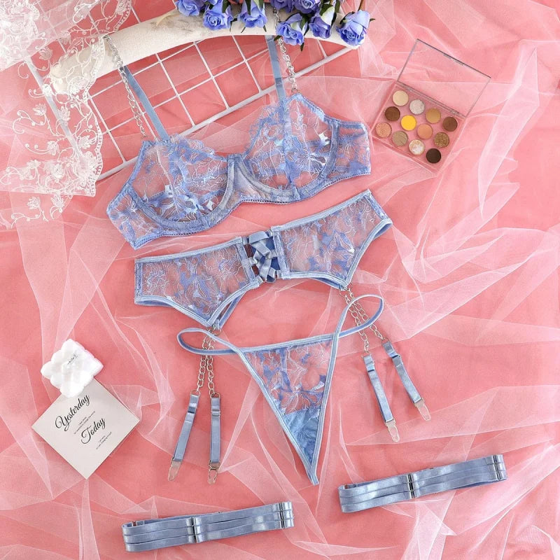 Ensemble de lingerie en dentelle avec des chaînes