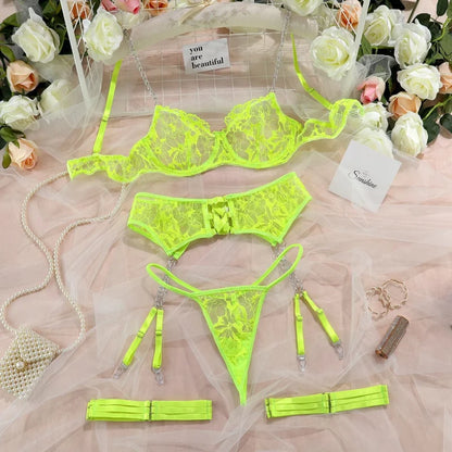 Ensemble de lingerie en dentelle avec des chaînes