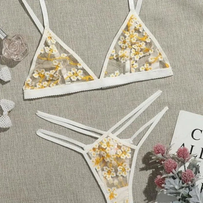 Ensemble de lingerie en dentelle avec des fleurs jaunes