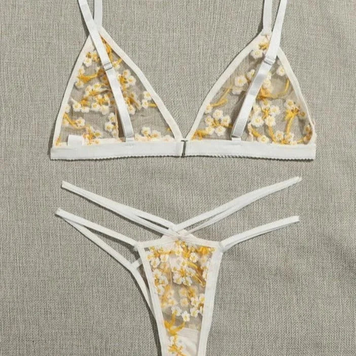 Ensemble de lingerie en dentelle avec des fleurs jaunes