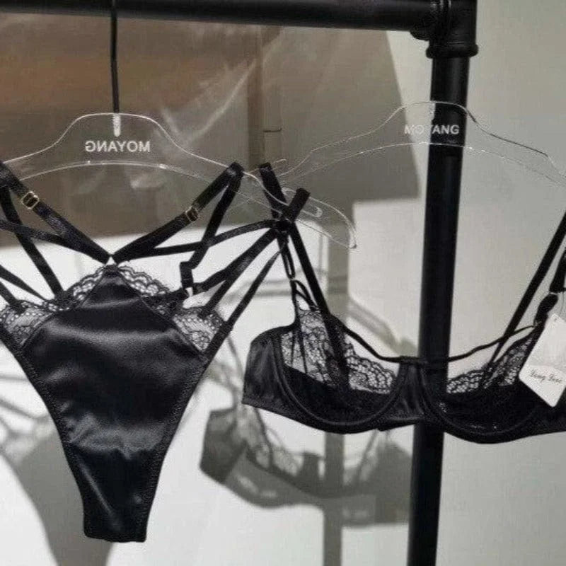 Ensemble de lingerie en dentelle avec des sangles décoratives