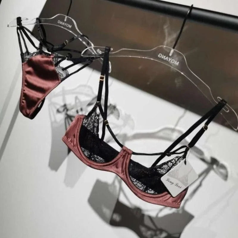 Ensemble de lingerie en dentelle avec des sangles décoratives