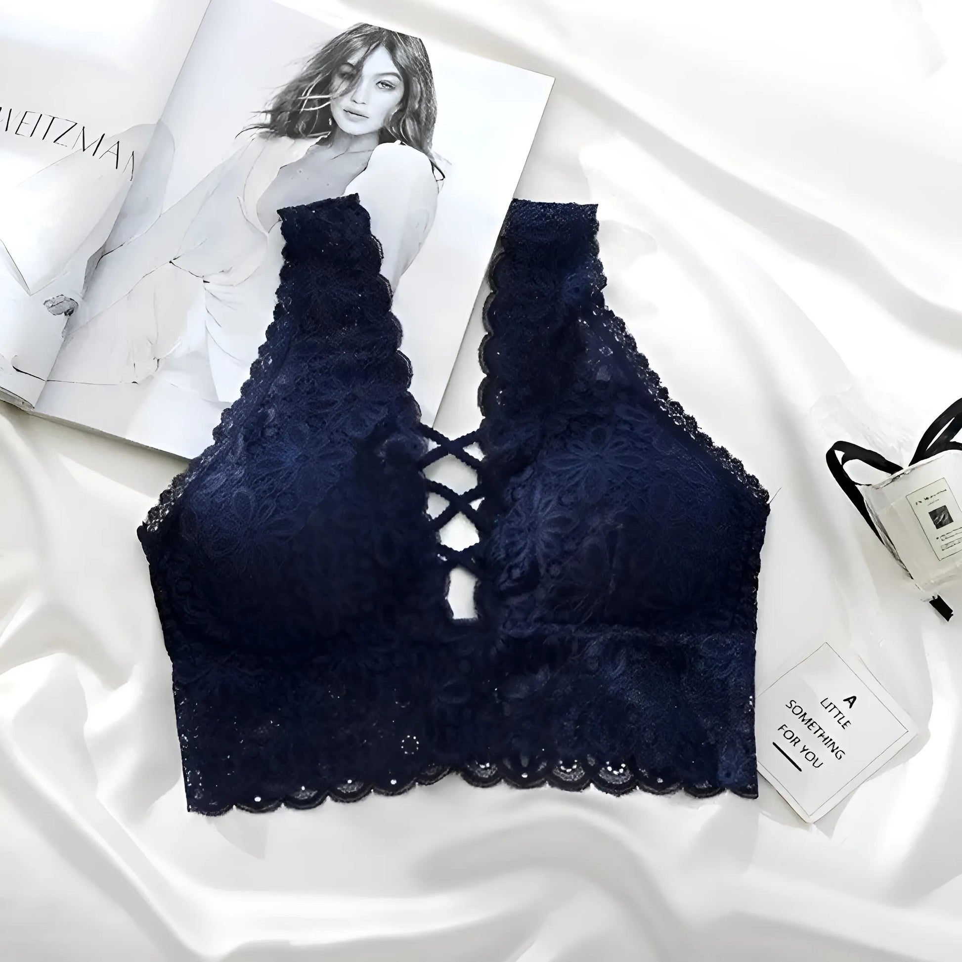 Marine Bralette en dentelle avec des bretelles sur le décolleté