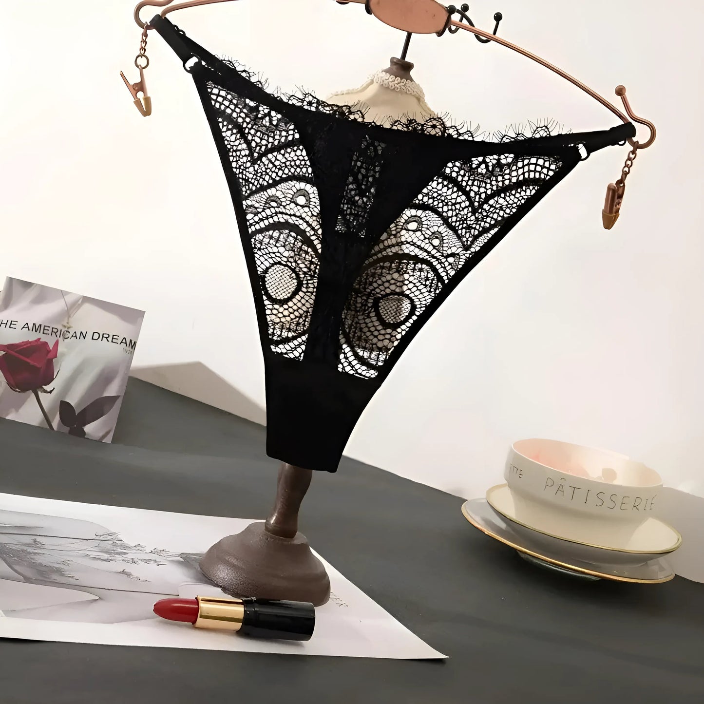 Noir String en dentelle noire