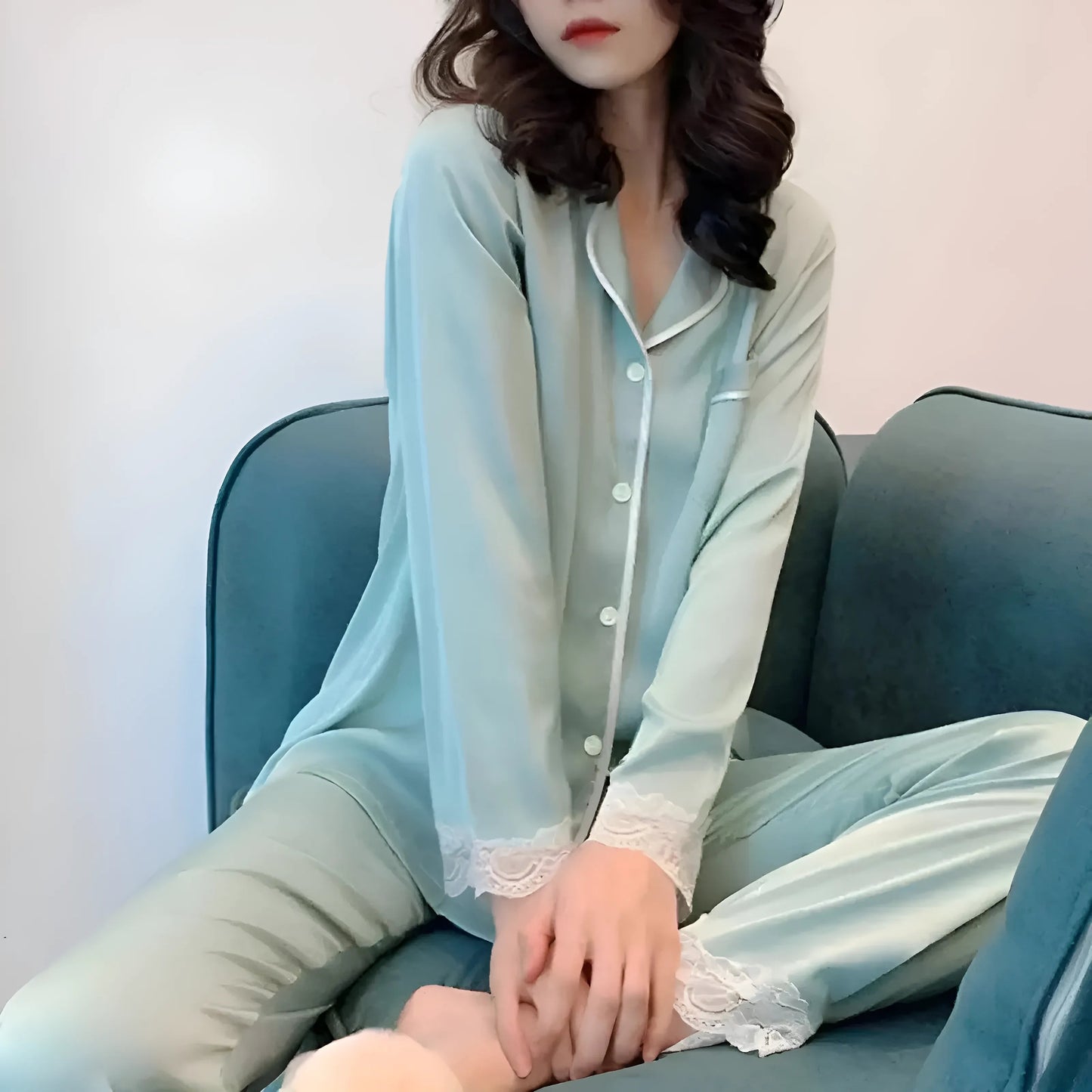  Pyjama en satin avec de la dentelle