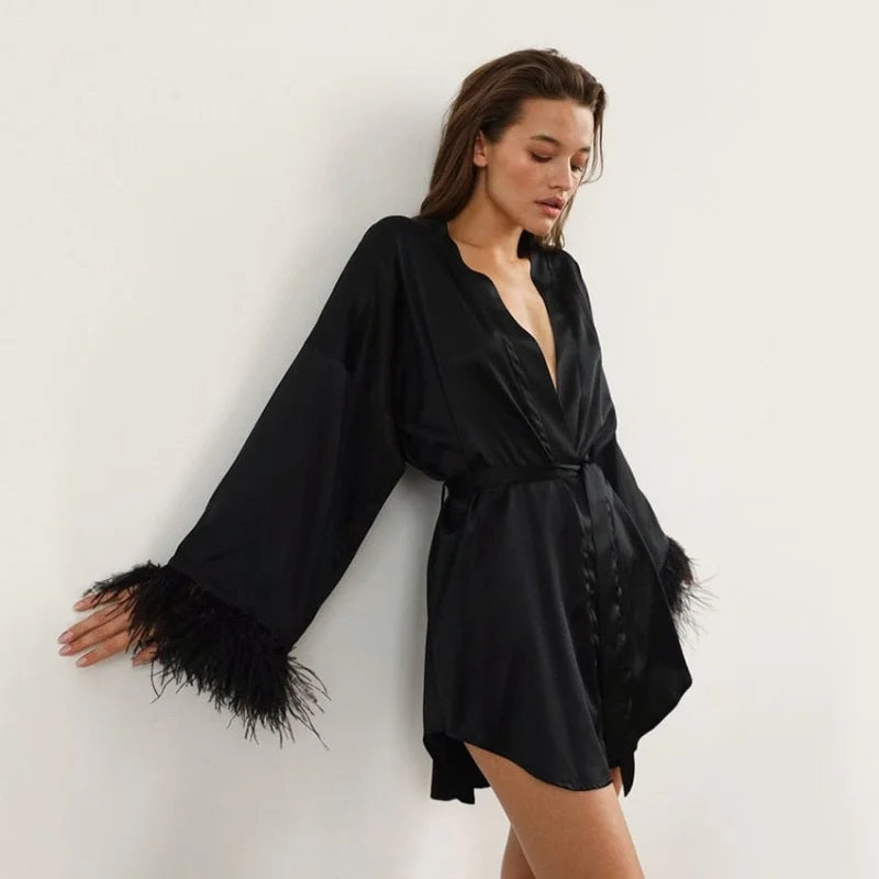 Robe en satin avec plumes