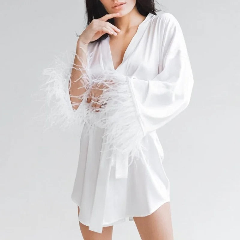 Robe en satin avec plumes