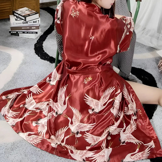 Rouge Robe de chambre en satin courte avec une ceinture